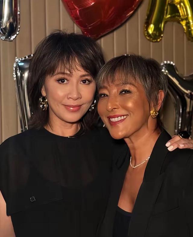 梁朝伟和刘嘉玲同框，为60岁上山诗钠庆生，三人已有20多年的友情