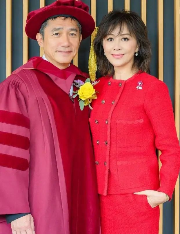 梁朝伟与黄仁勋合影，刘嘉玲鼓掌高喊：恭喜梁博士。