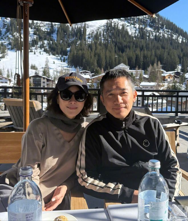 59岁刘嘉玲晒与62岁梁朝伟合影，两人穿搭在线，时髦休闲两不误！