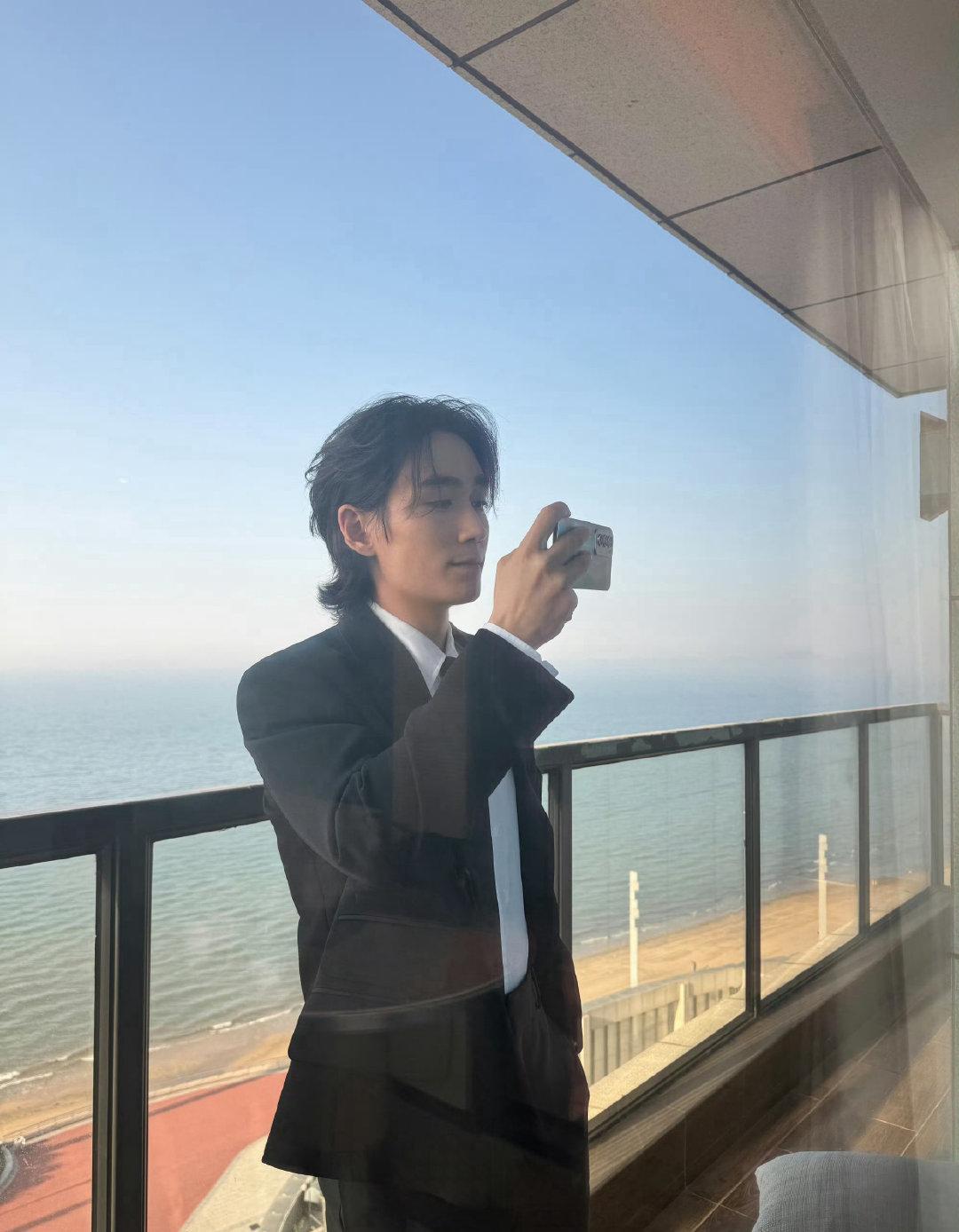 [朱一龙][新闻]240724 朱一龙凭借《人生大事》获导协年度男演员荣誉,荣膺第五个影帝奖项——本命星新闻