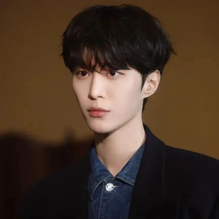 范丞丞参加春晚遭质疑？娱乐圈成资源咖星二代天下，草根难出头