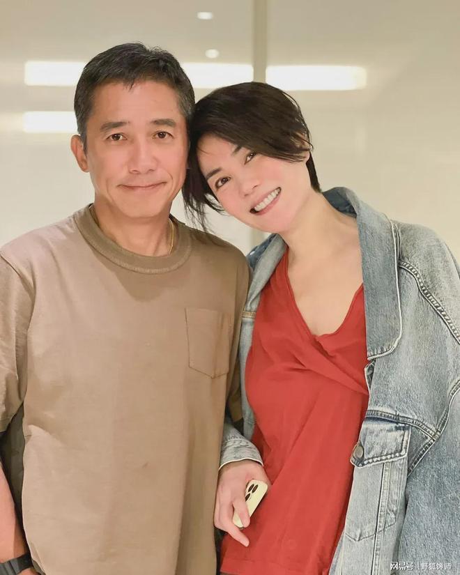 刘嘉玲晒梁朝伟与王菲合影，王菲挽着梁朝伟的手，二人倚靠着头。