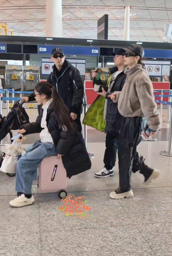 戚薇一家四口出游,11岁Lucky头发挑染,侧脸和妈妈像复制粘贴