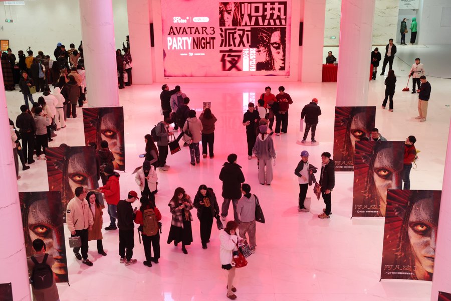杜比剧场看完《阿凡达3》冲入五楼酒吧开派对，年轻观众