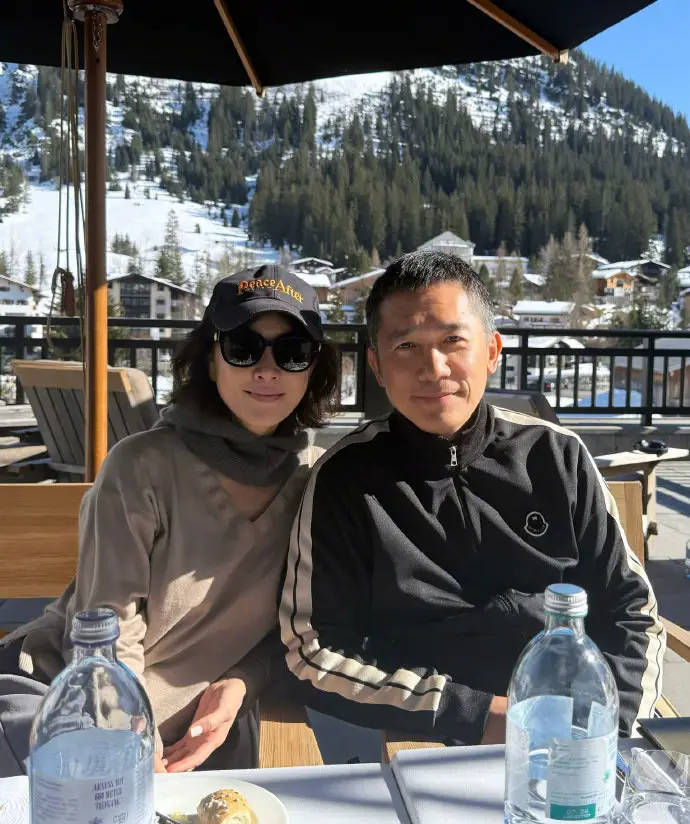 刘嘉玲晒与梁朝伟雪山合照 夫妻俩共度周末笑容幸福 - 微视 - 南方娱乐网