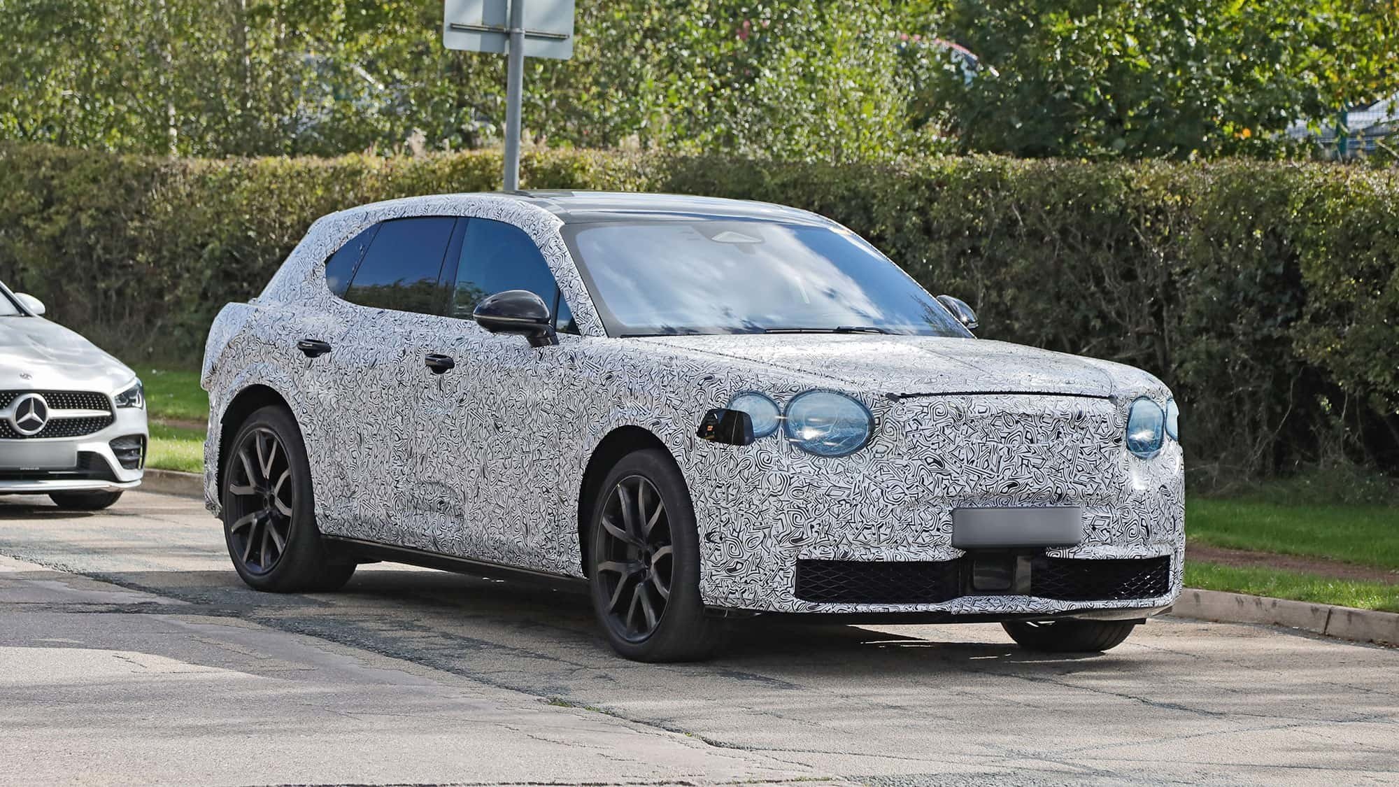 宾利电动SUV细节揭晓，2026年登场