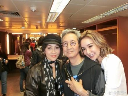 刘嘉玲看演唱会晒合影 梁朝伟被熊抱“面露难色”