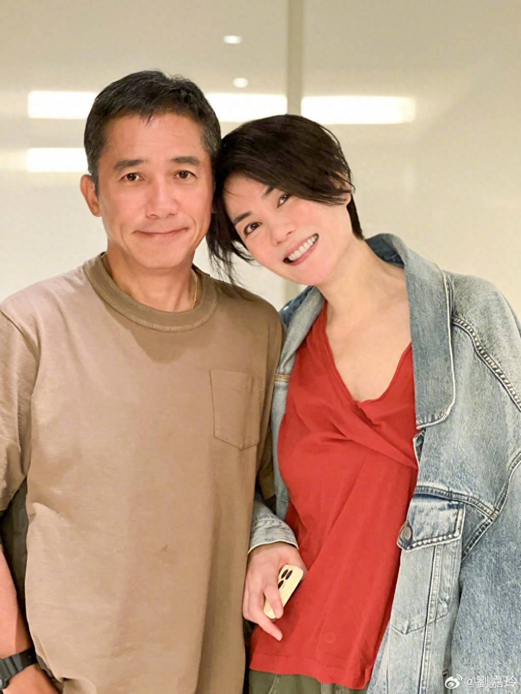 刘嘉玲晒王菲、梁朝伟合影，网友：梦回《重庆森林》