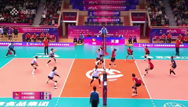 杨佳这赛季进步很大，力量线路都进步了