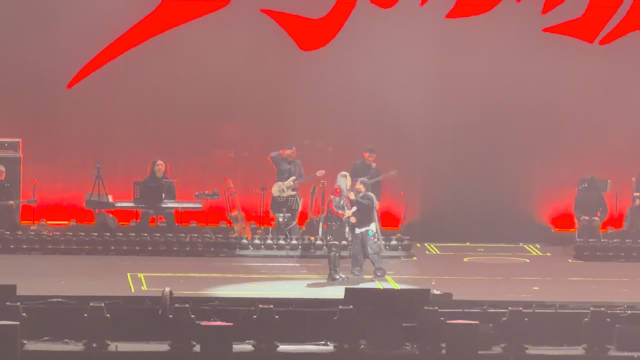 田震南京演唱会调侃上次扔摔经历