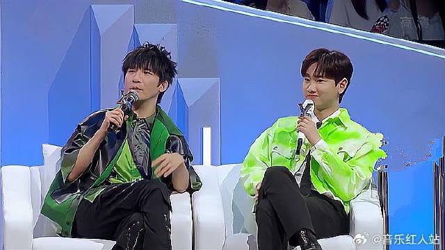 大张伟汪苏泷穿同色系，主持人都惊了，这么默契吗？