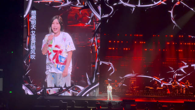 田震南京演唱会压轴合唱铿锵玫瑰，邀女足现场气氛燃爆