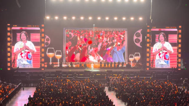 田震南京演唱会忘递麦，重启伴奏听观众唱