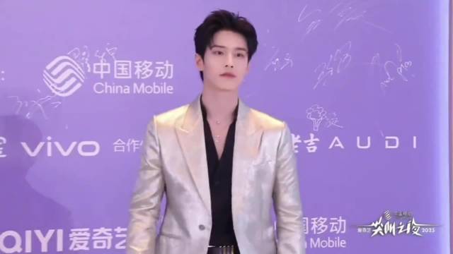 没人能拒绝穿西装的何与 帅是一种代名词