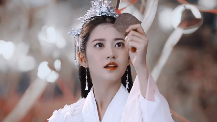 陈钰琪《镜双城》海外热评国内低分，白璎角色适配度引关注