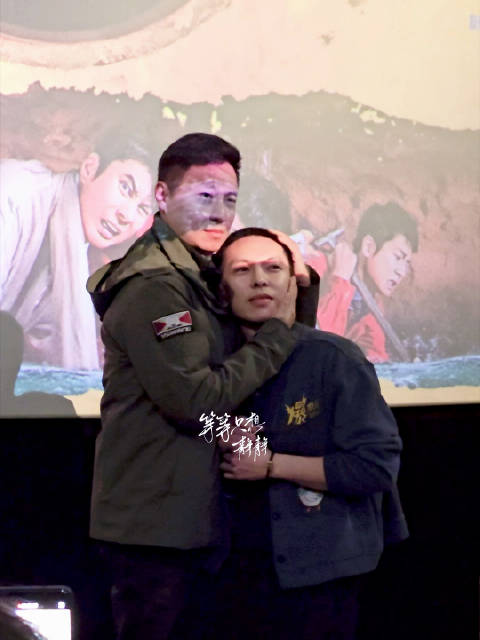 导演和蒋雪鸣三连拍pose 学艾伦和鹅结婚照太有节目了