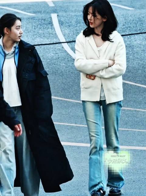 杨超越校园现身穿白衫牛仔清新动人