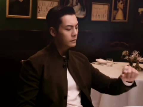 老沈看儿子跟看艺术品似的，太满意了吧