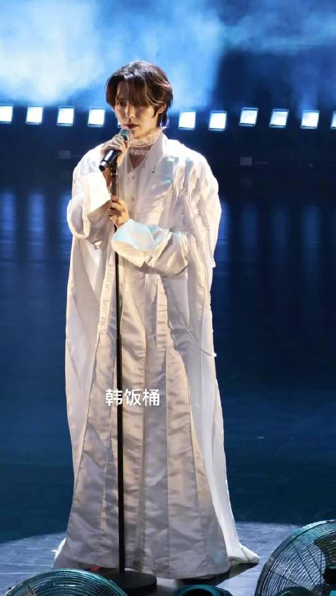 肖宇梁十周年见面会演唱《无名的人》引共鸣