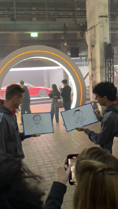 奥迪F1车队新车发布会，霍肯博格与博托莱托互画肖像