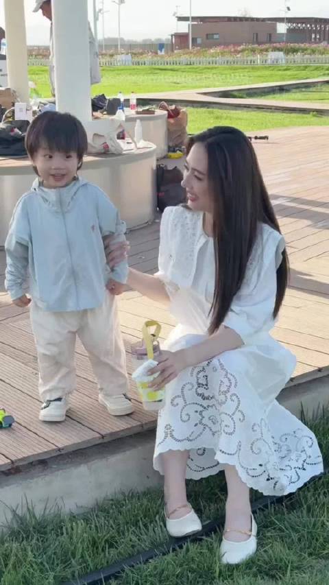 郭碧婷3岁儿子长发引关注，百平花园如热带雨林
