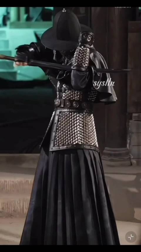 何与粉丝发文支持，称其比星辰明月更耀眼