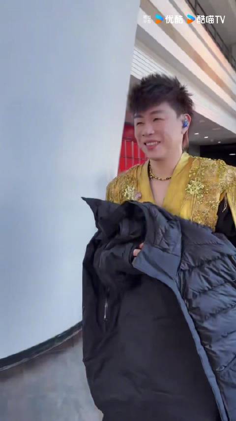 胡彦斌金色战甲亮相网络视听盛典后台，高能舞台即将引爆
