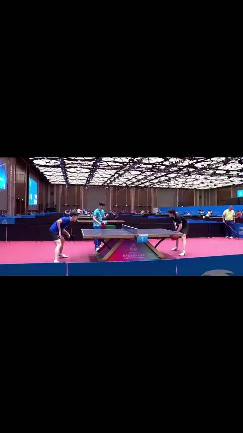 王楚钦晚间加练体能，展现职业精神