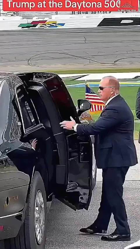 特朗普的座驾凯迪拉克野兽的车门也太厚了！就这厚度啥子弹也打不穿吧！