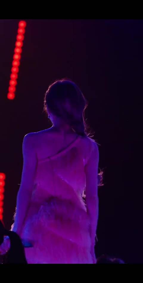 王心凌这个反手拍臀太顶了！香肩玉背直接封神，霸总们血槽已空!