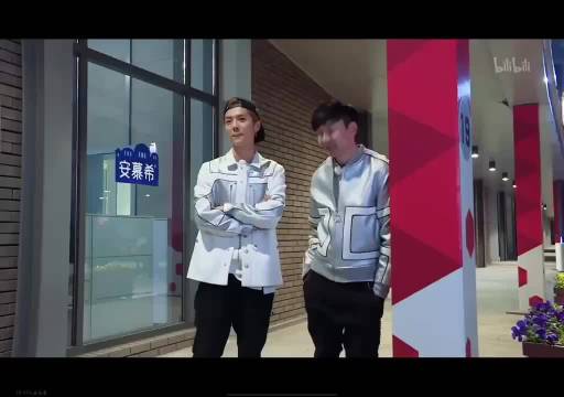 鹿晗回应商务归零传闻，称一直往里塞，与林俊杰互动显真性情