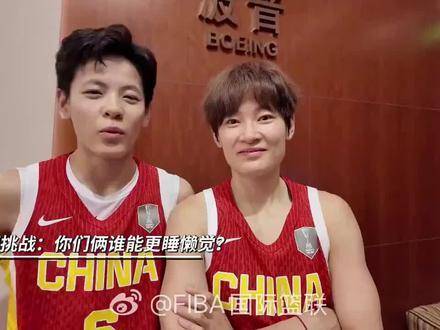 两姐妹的互动萌翻全场，笑点满满！