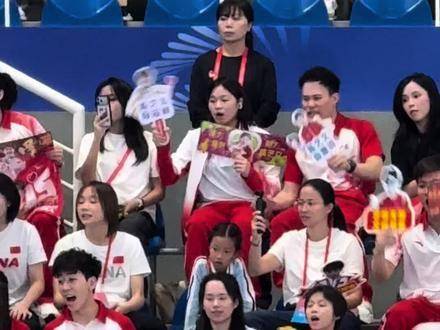 全运会跳水收官日全红婵观战为队友加油