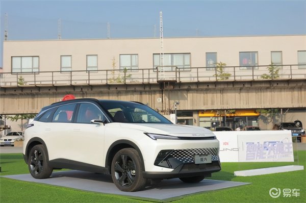 魔方的魔力最吸引我的是两个关乎驾驶的黑科技——50米自动循迹倒车