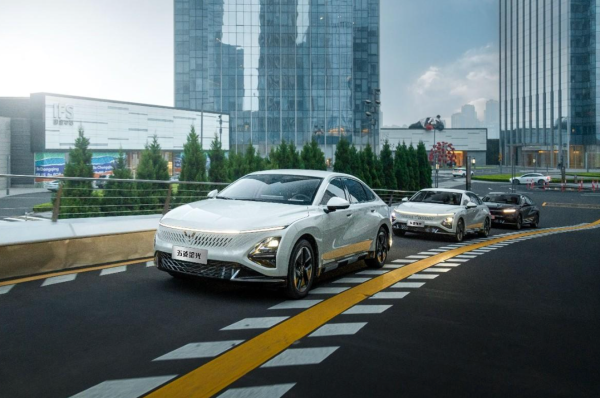 五菱星光采用了1.5L发动机+电机之组合