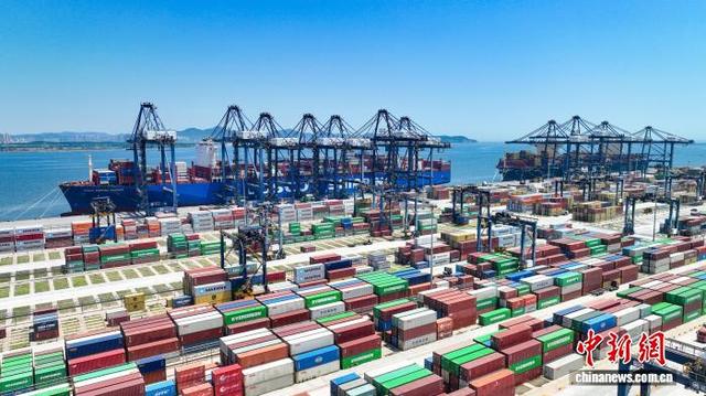 图为大连港集装箱码头。宫梁亮 摄