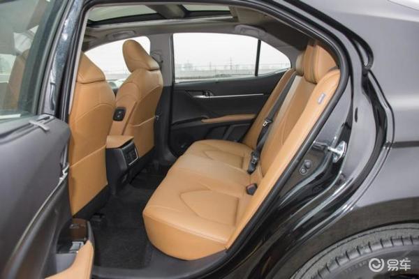 帕萨特座椅使用真皮+仿皮搭配的两种材质包裹