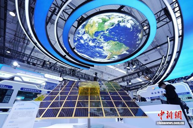 1月23日，2026北京国际商业航天展览会在北京经济技术开发区开幕。图为展出的新一代模块化手机直连通信卫星。张祥毅 摄