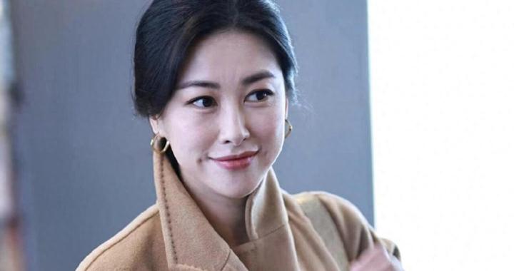 看了朱珠的穿搭，我悟了：大衣搭配色不过三、选简约款，才更显贵