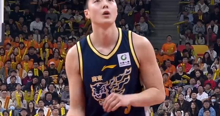 广东男篮轻取山西，迪亚洛多次引发冲突，因不满判罚做出数钱手势