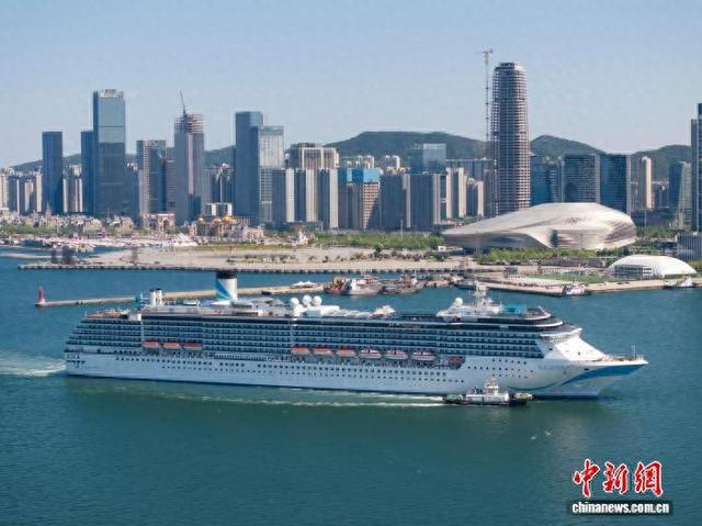 图为邮轮驶过大连东港商务区。宫梁亮 摄