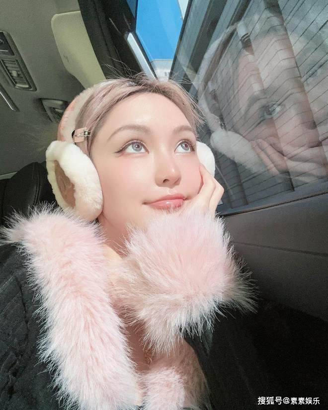 周扬青素颜直播，希望女生不要太焦虑，认为外貌是最不中用的