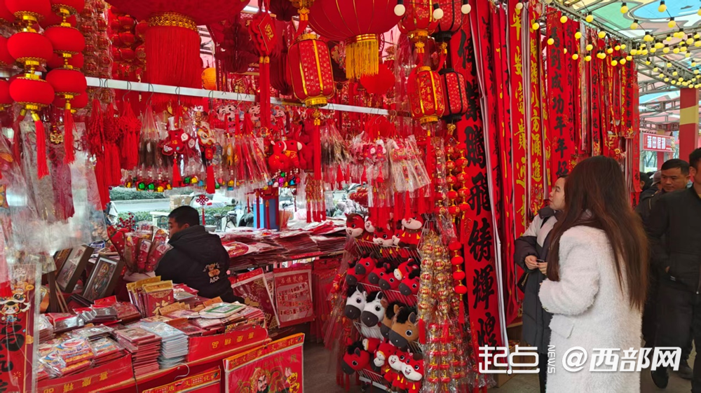 市民在挑选新春对联