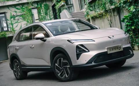 试驾五菱星光S，动力在线、空间大，家用SUV选它很划算