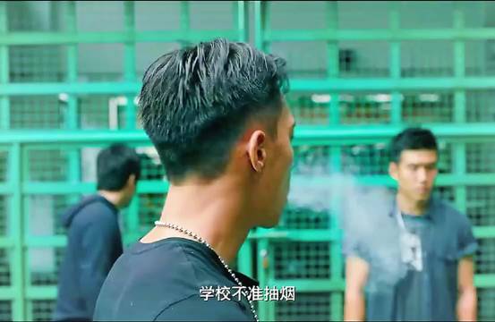 特种兵来到学校当老师的第一天，就给捉弄他的同学们狠狠上了一课