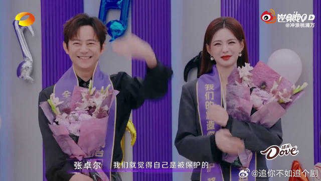 何炅获声鸣远扬选手颁奖，五旬主持周周惊艳表现成定心丸