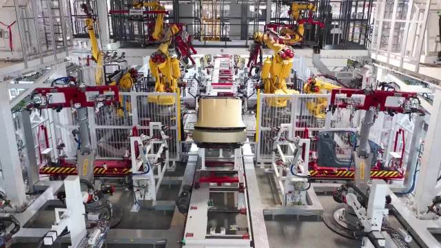 特斯拉Cybercab量产倒计时，Unboxed制造流程10秒下线