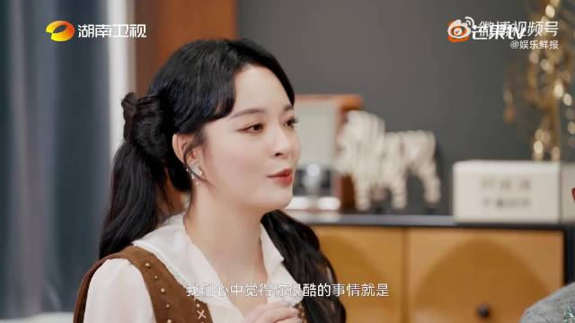 李莎旻子主持采访周笔畅，称做其粉丝很幸福