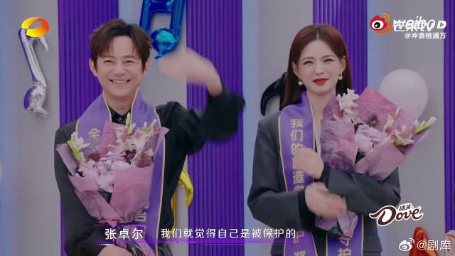 何炅获选手颁奖稳控全场，五旬主持展现超强功底