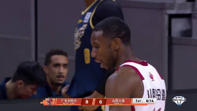 王少杰确实是推了，迪亚洛确实是摔了，各位看看这是进攻犯规还是假摔CBA